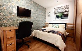 Studio Apartment 351 Ladbroke Grove, London W10 6Ha